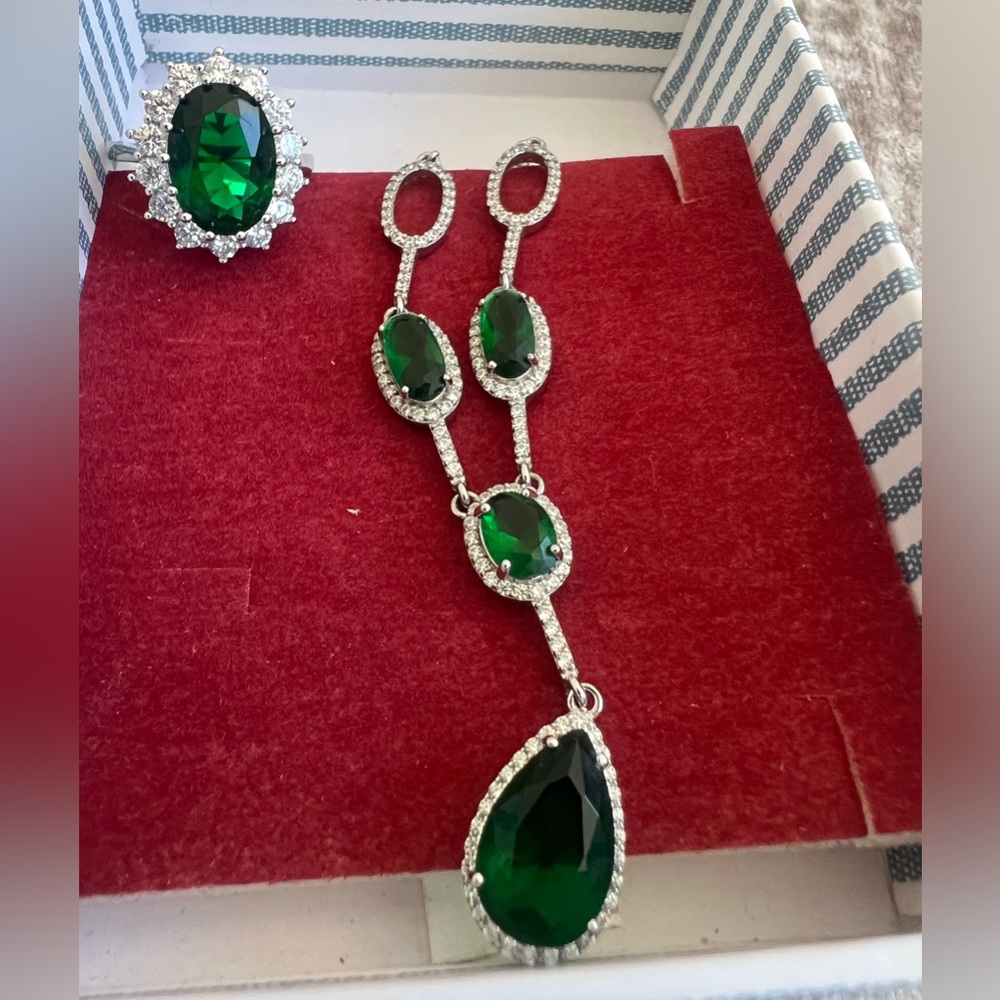 NWT GREEN DEITAL JEWELRY SET